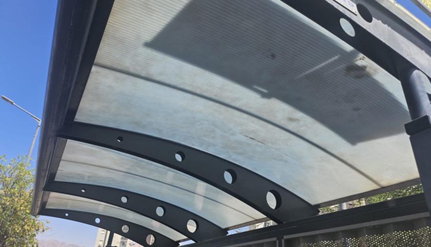 מי שם זכוכית אקרילית  על גג של תחנת אוטובוס?