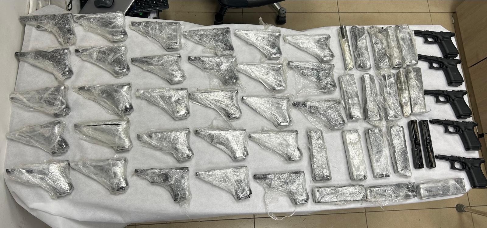 תיעוד: נתפסו עשרות אקדחים במעבר רבין